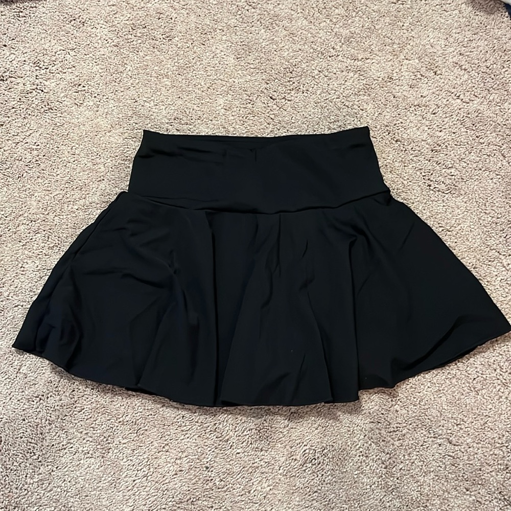Halara golf/tennis skirt, never worn, pockets in shorts under skirt, smoke free